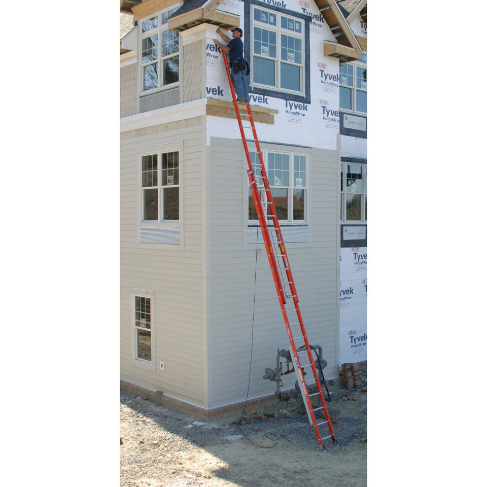 Werner D6200 2 Series Fiberglass Extension Ladder Type IA / 300 lb Rated