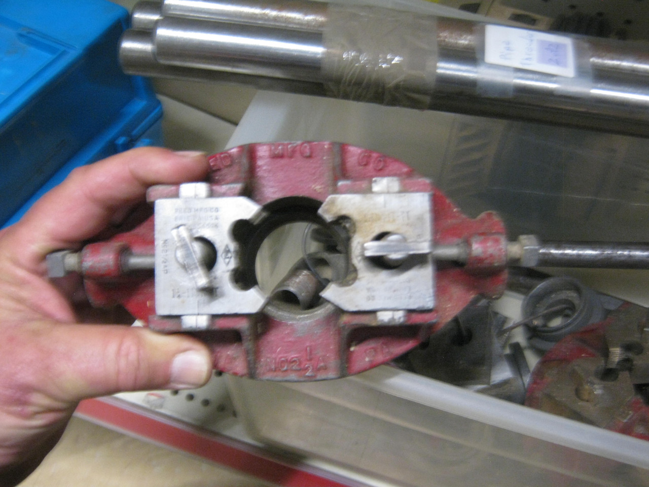 Manual pipe threader