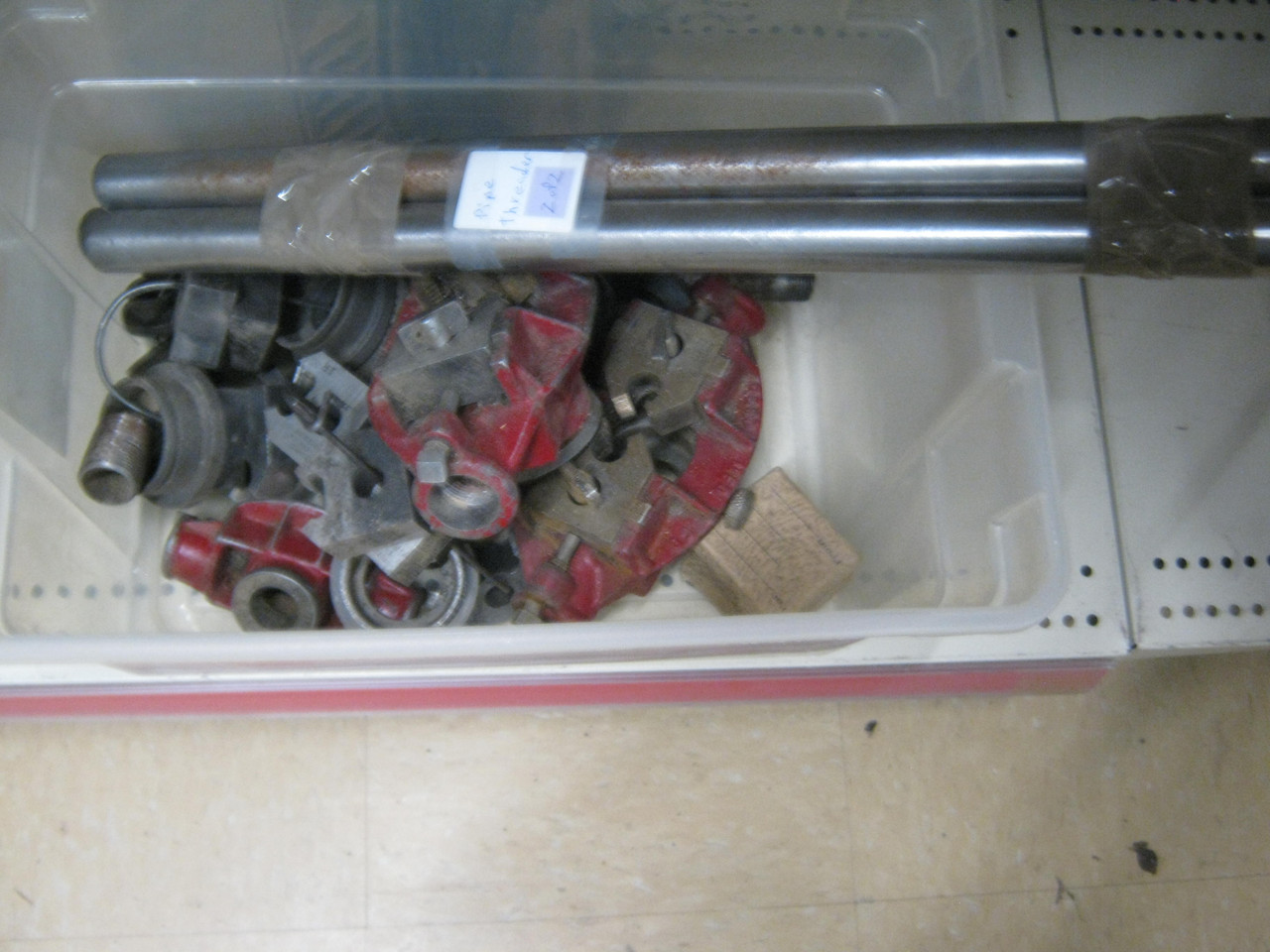 Manual pipe threader