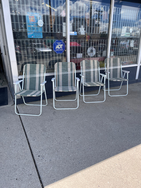 2 Folding Lawn Chairs