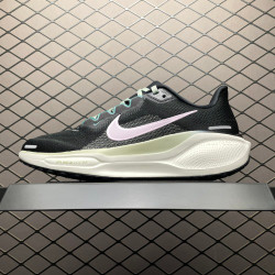 NIKE Sneakers 831