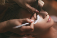 Which Is Better—Eyelash Extensions or False Eyelashes?