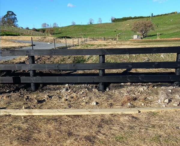 Water Based Vanta Black Fence Paint Biosymph