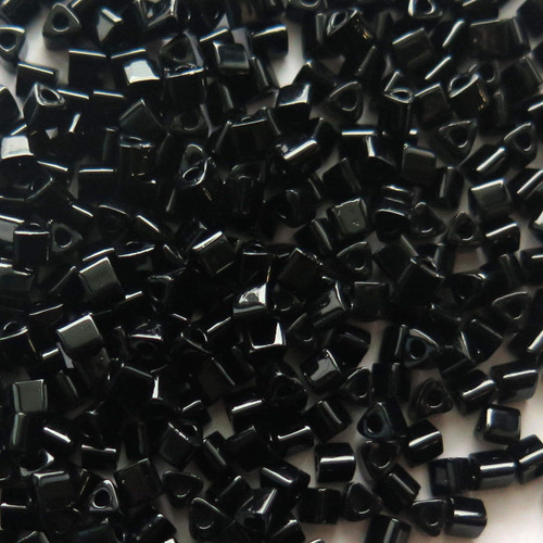 Size 8 Triangles-0049, Jet Black Opaque (28 gr.)