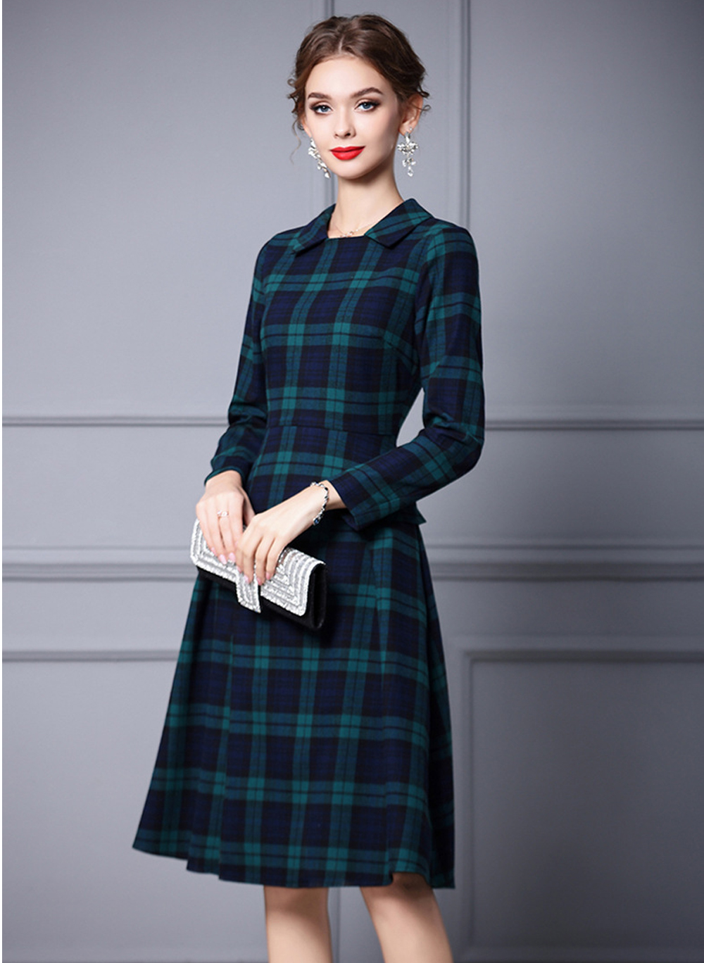 Flattering Midi Dress in Classic Long-Sleeved Black Watch Tartan Design