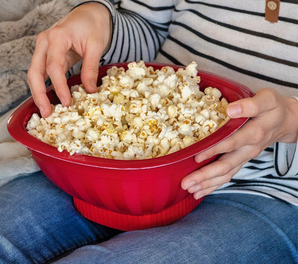 The Pro Pop Popper features a high-domed cover that adds capacity and doubles as a serving bowl.