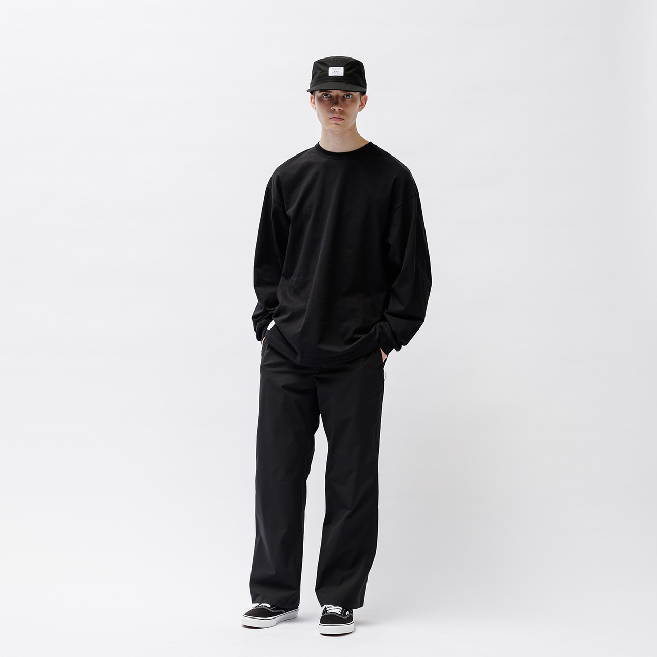 以下ブランドの商品説明文ですLEZI STRT / TROUSERS / POLY. TWILL