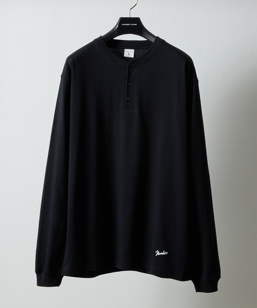 BASIC HEM PRINTED HENLEY NECK L/S T-SHIRT / Basic One-point Logo Print Henley neck Long-sleeve T-shirt F26GNC003