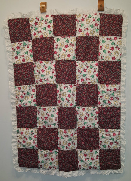 Front face of this Christmas themed throw quilt