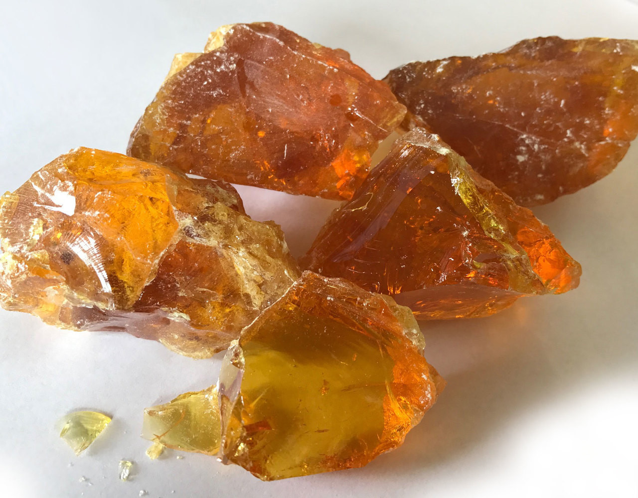 Honduran Gum rosin appears to be clear amber color after melting. It will be off-while when crushed.