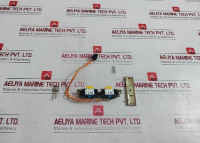 Idec He1B-m1 Safety Enabling Switch Ac-15 0.75A/250V - Used Idec He1B-m1 Safety Enabling Switch Ac-15 0.75A/250V - Used