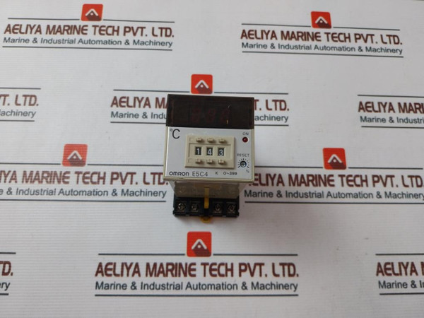 Omron E5C4-r20K Temperature Controller With Base 100/110 Vac 50/60Hz - Used