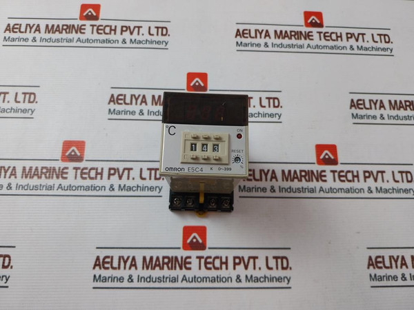 Omron E5C4-r20K Temperature Controller With Base 100/110 Vac 50/60Hz