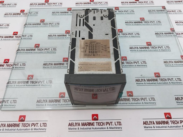 Honeywell De133-0-a-a0-0-z-1-0C-ee0-000 Universal Temperature Controller Used