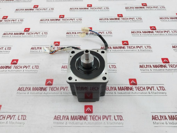 Yaskawa Sgmph-02A2A-yr12 Ac Servo Motor 200W 200V 2.0A 0.637 R/Min: 3000 Ins.B - Used