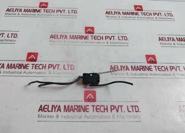 Omron V-15Fl111-2A Limit Switch 0.6A 125Vdc 24X5Re