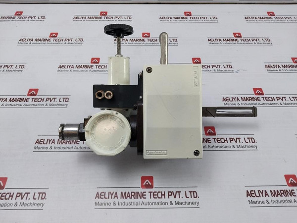 Yamatake 17-12Bldy1Rgsr-c1-x Valve Positioner W Air Regulator Kz03-2A 4-20Madc