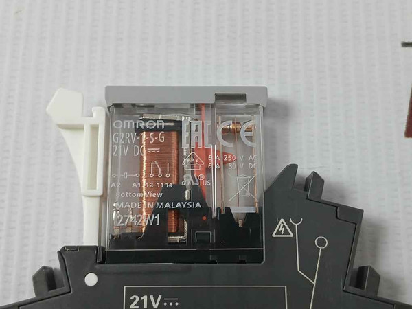 Omron G2Rv-sr500 Slim I/O Relay With A Din Rail Socket 24Vac/Dc 8.5 Mm