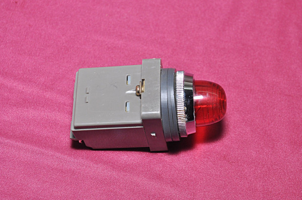 IZUMI IDEC RED LAMP 110V 50.60Hz 6.3V 1W