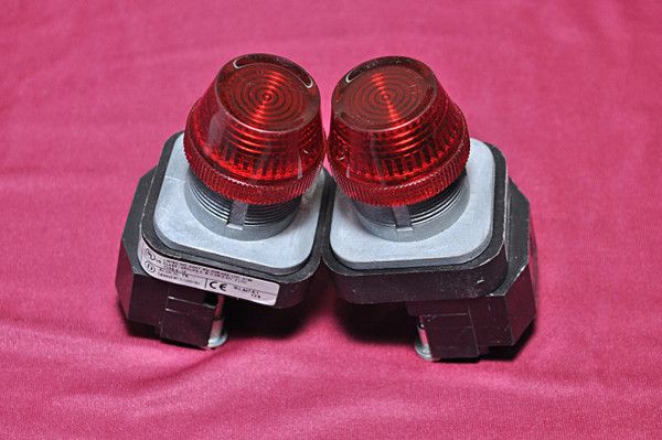 Allen-Bradley 800T-P16R Series N Red Pilot Light - A-B Cat: 800T-P16R Ser: T Input Volts: 125V Lamp No: 755 IEC 947-5-1 YX9 800T-N326 A 120V Colour: Red