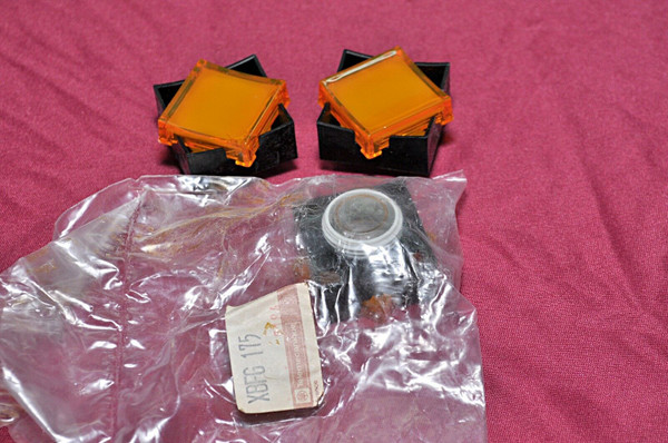 Telemecanique xbfg 175 yellow lens pushbutton