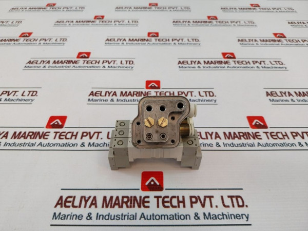 Smc Syj3233-5Mr Solenoid Valve 24 Vdc Used