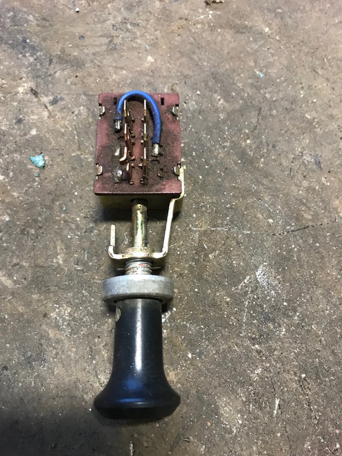40 Series, Early headlight switch with knob