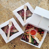 Bakery boxes with window, in white, are ecofriendly, and ideal for charcuterie. They're also available in kraft.