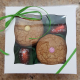 Bakery boxes with window, in kraft, are ecofriendly, and ideal for charcuterie, bakery items and gift packs. They're also available in white.