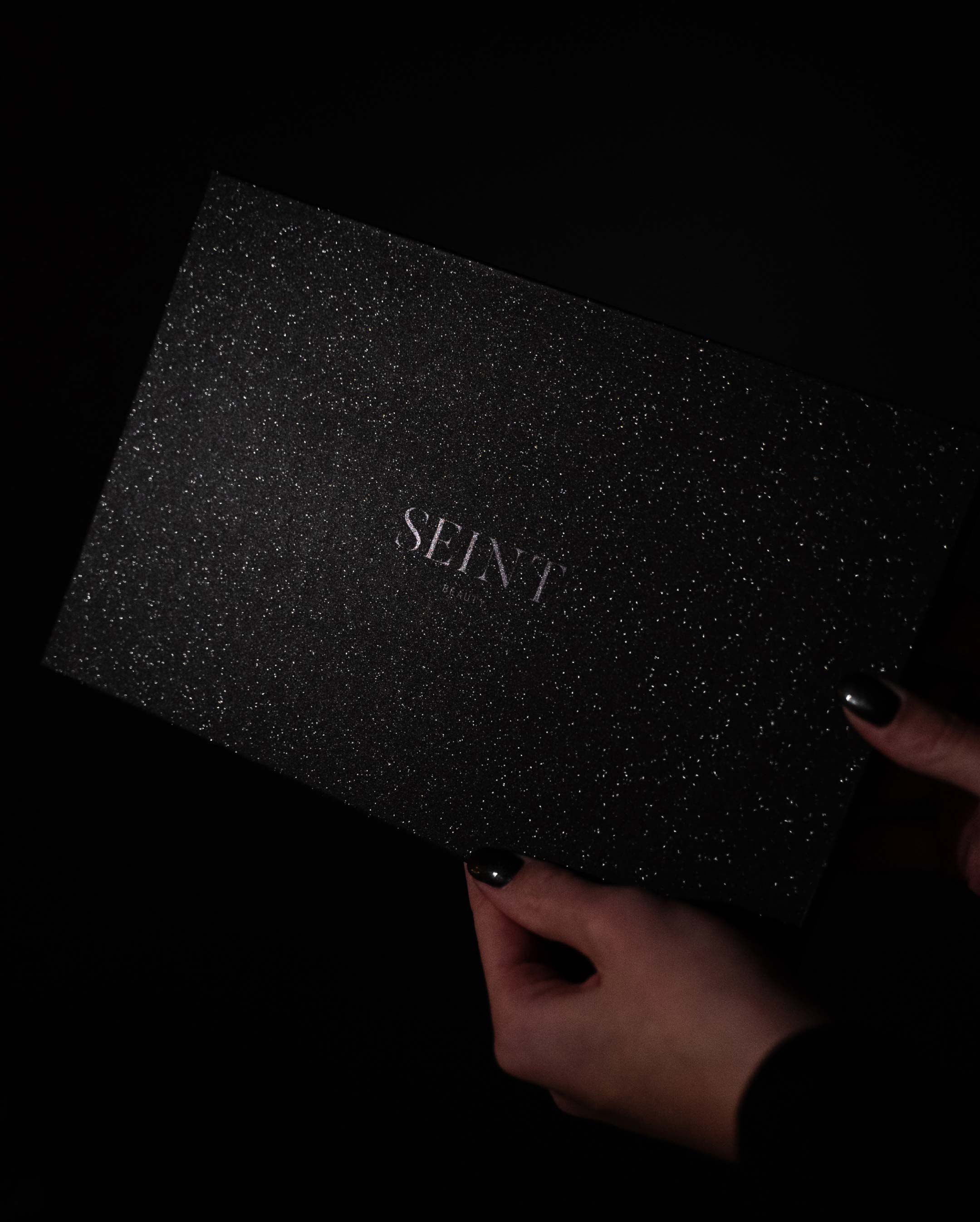 Hands holding large Seint palette box.