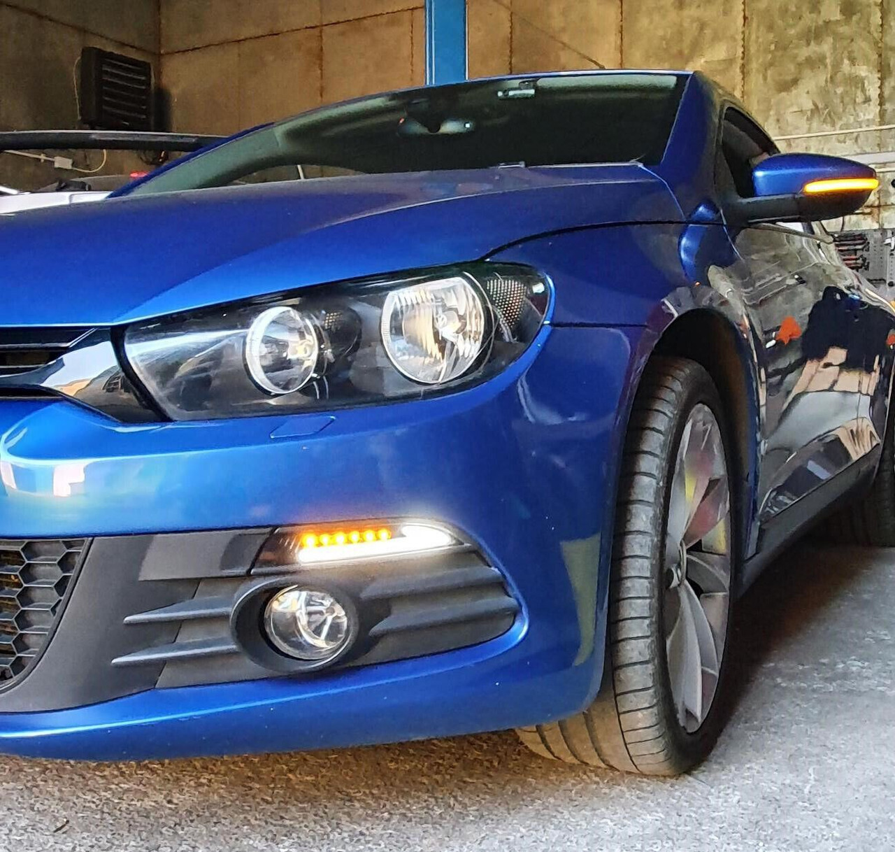 Full white LED DRL units with dynamic indicator for VW Scirocco 2008-2014