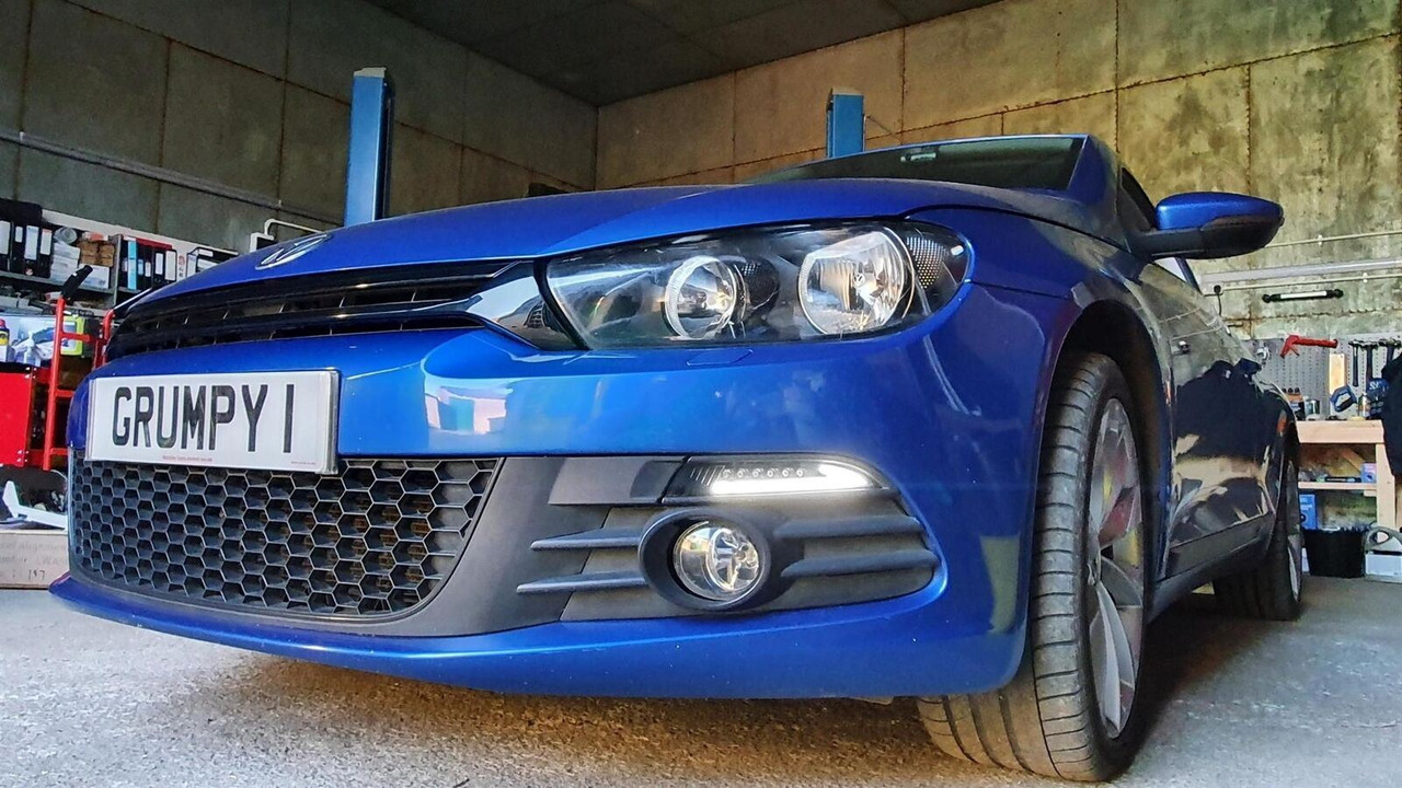 Full white LED DRL units with dynamic indicator for VW Scirocco 2008-2014