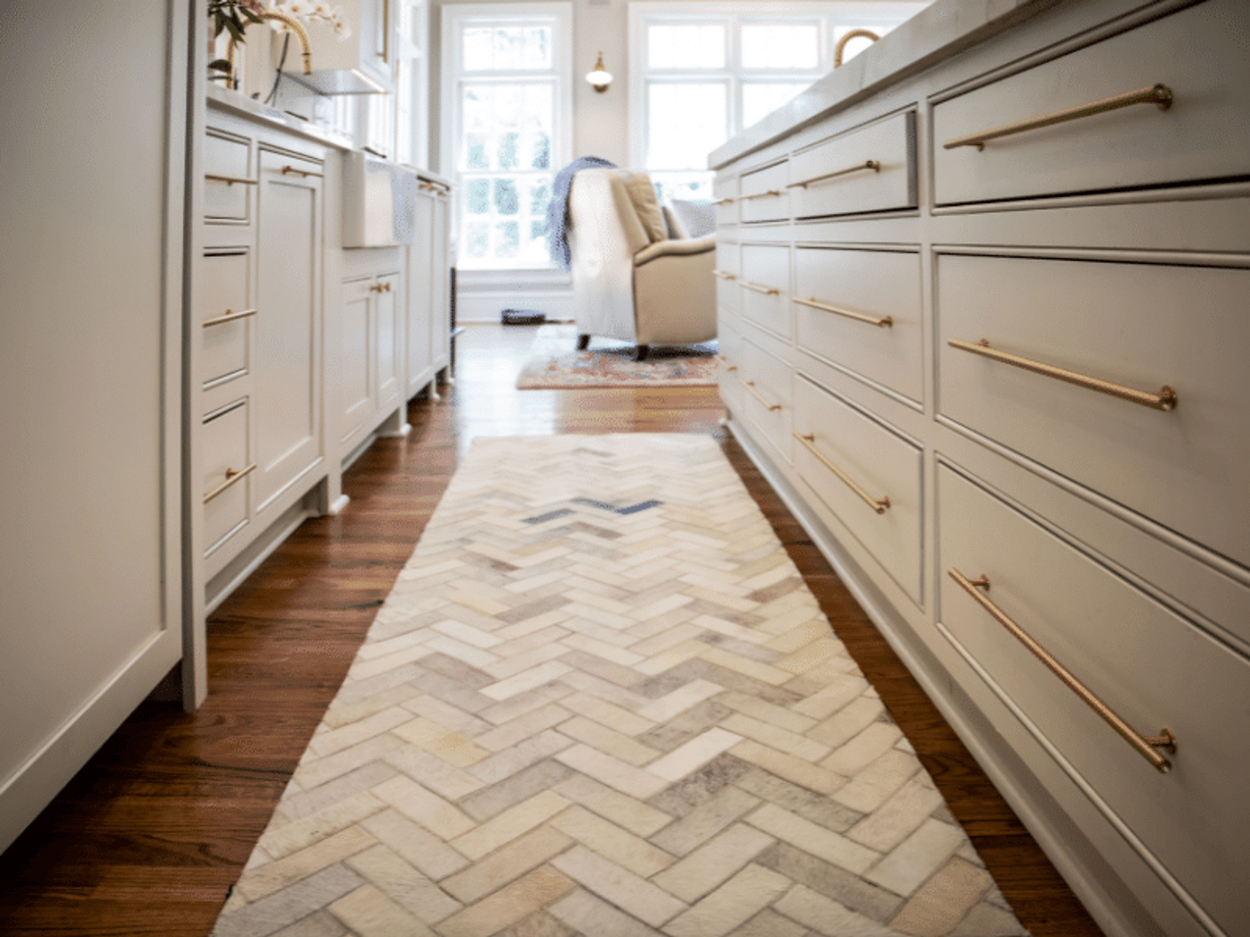 When to Use Knobs vs. Pulls on Kitchen