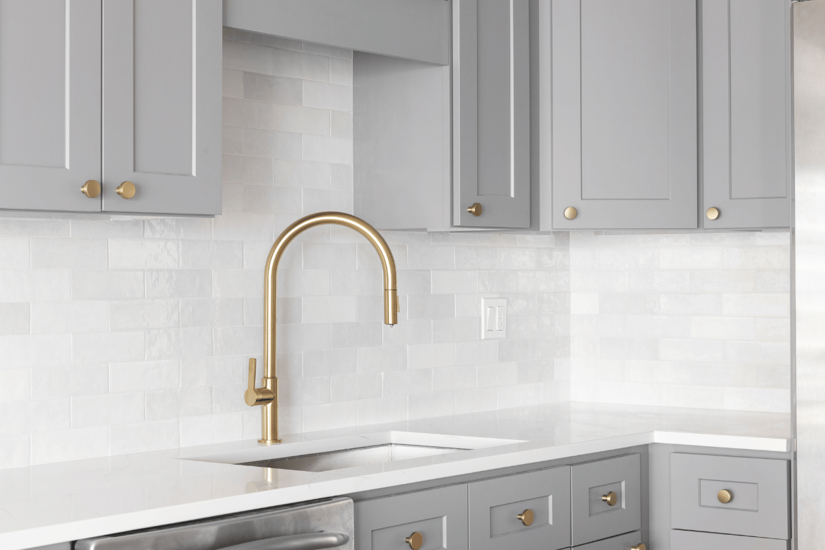 Knobs vs. Pulls on Kitchen Cabinets: Which to Choose? - Cabinetdoors.com