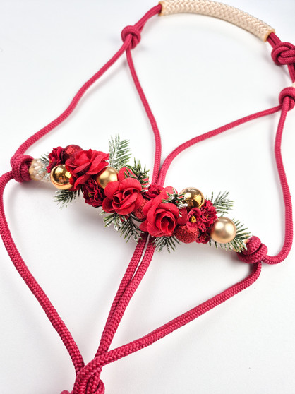 Weihnachtliches Blütenhalfter mit goldenen Akzenten