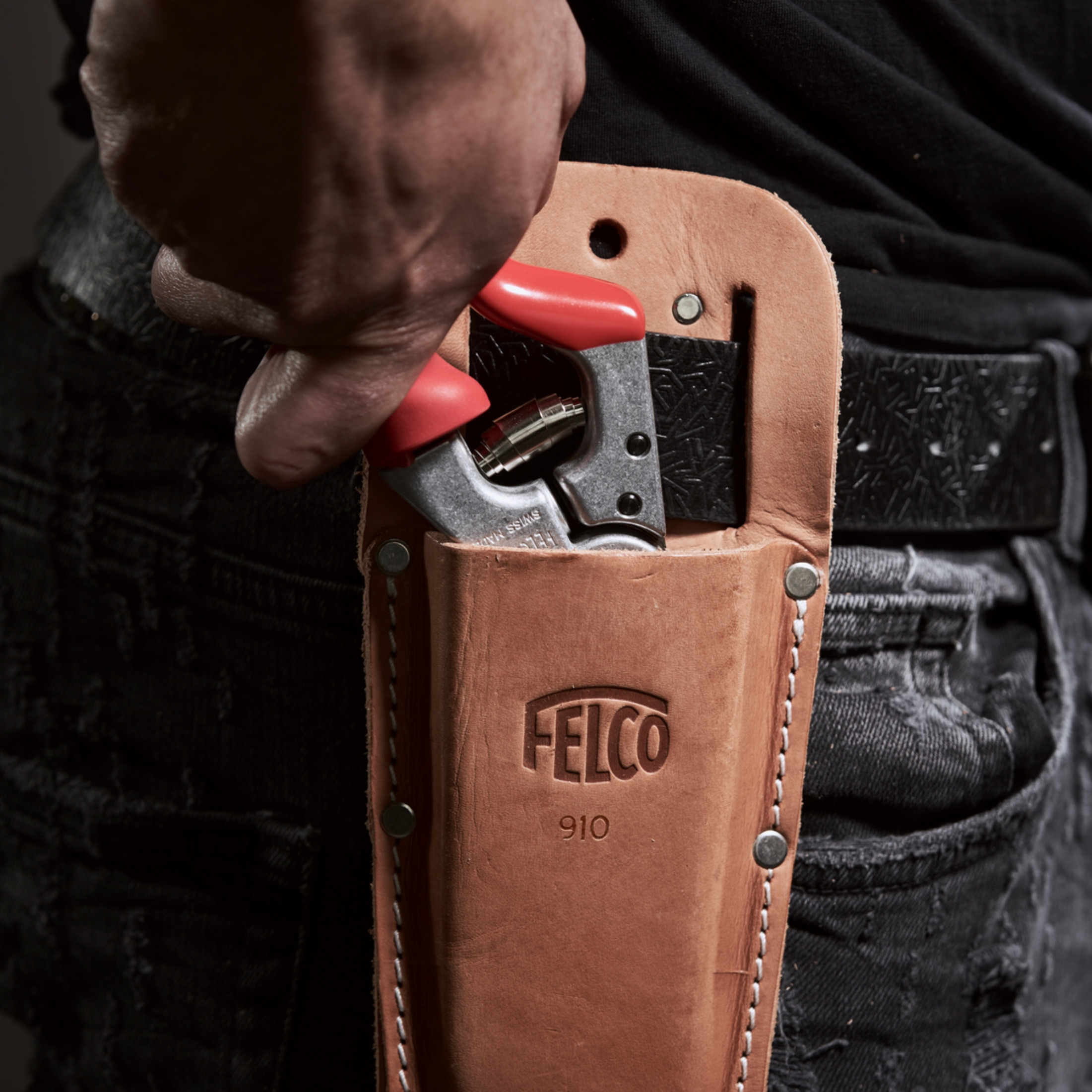 Felco Leather Holster with Loop and Clip for Holding Pruning Shears Felco Leather Holster with Loop and Clip for Holding Pruning Shears