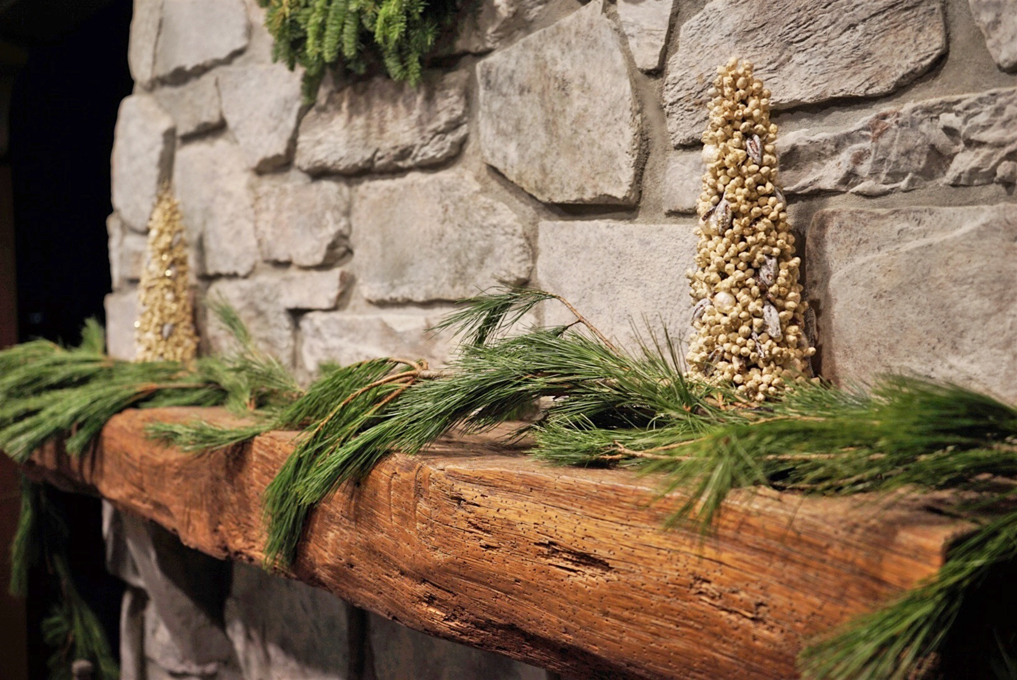 Garden Elements Handmade Fresh Holiday Evergreen Decorative Rope Garland – White Pine, 25'