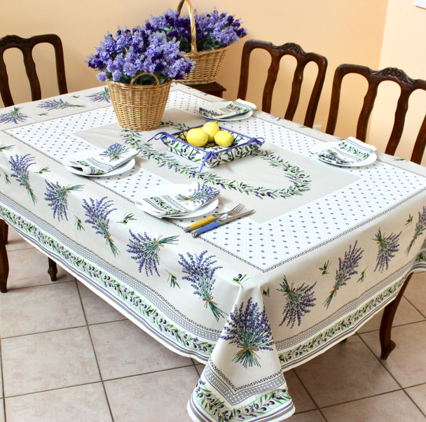 Lauris Ecru French tablecloth with lavender and olive motifs on a soft background – 6-seat rectangular table setting with matching accessories. Lauris Ecru French tablecloth with lavender and olive motifs on a soft background – 6-seat rectangular table setting with matching accessories.