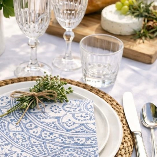 Provence Bleu Medaillon paper napkins with blue medallion tile pattern on white background, French-inspired table napkins 33x33cm