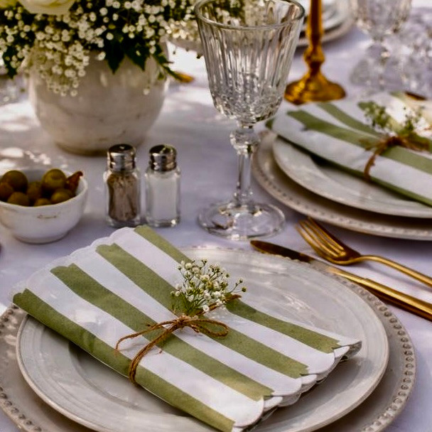 Riviera Stripe olive and white paper napkins with vertical stripes and scalloped edge, French Riviera style striped luncheon napkins 33x33cm