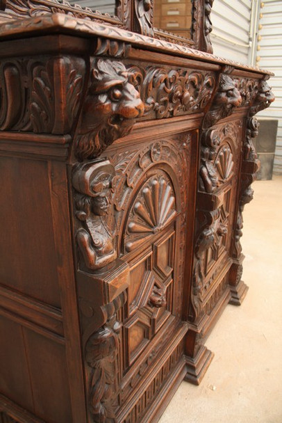Antique French Renaissance Revival Buffet – Henri II Oak Cabinet with Carved Lions & Busts – Late 19th Century