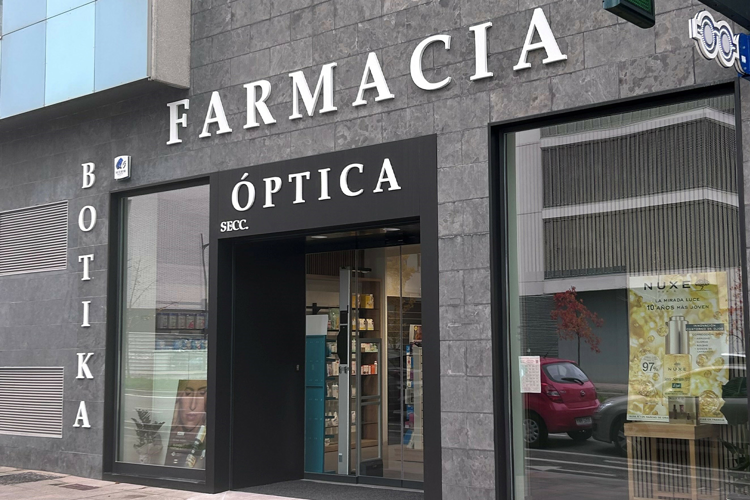 Fachada de la Farmacia Óptica Jon Eguinoa, en Vitoria-Gasteiz