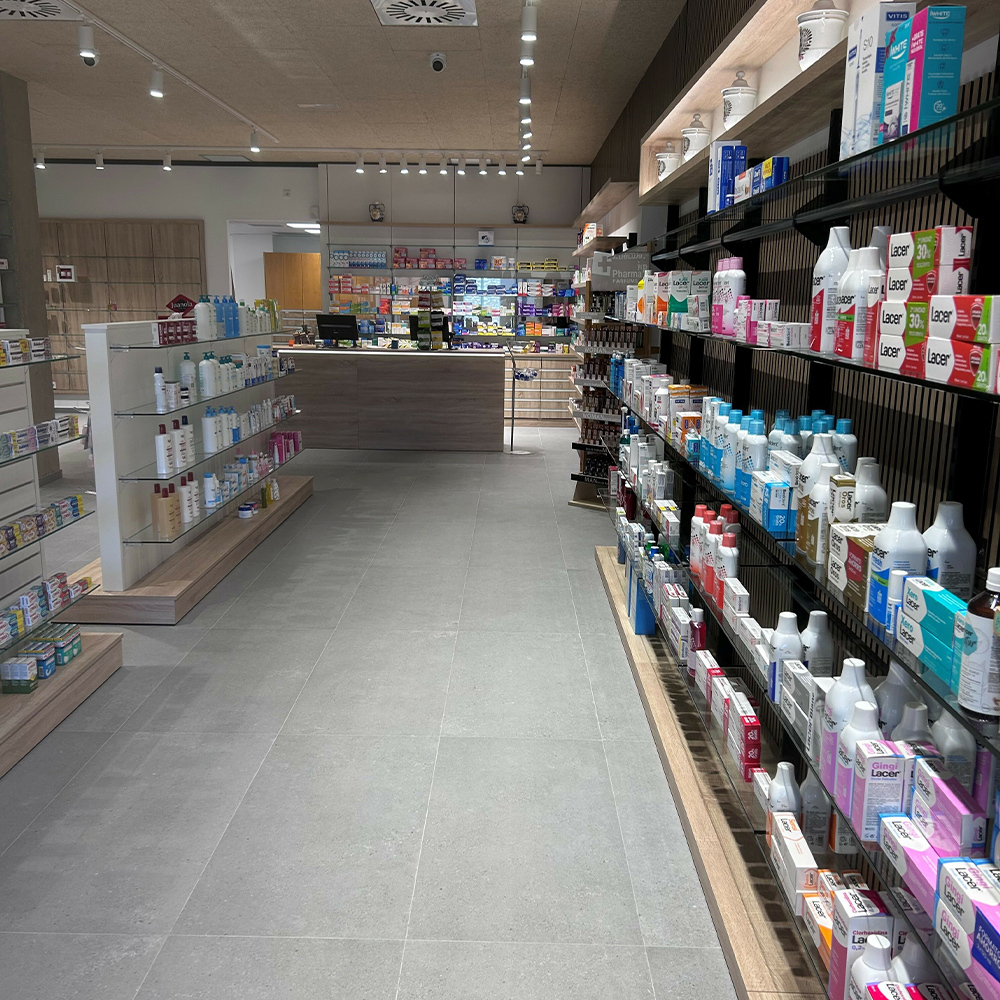 Interior de la Farmacia Óptica Jon Eguinoa, en Vitoria-Gasteiz