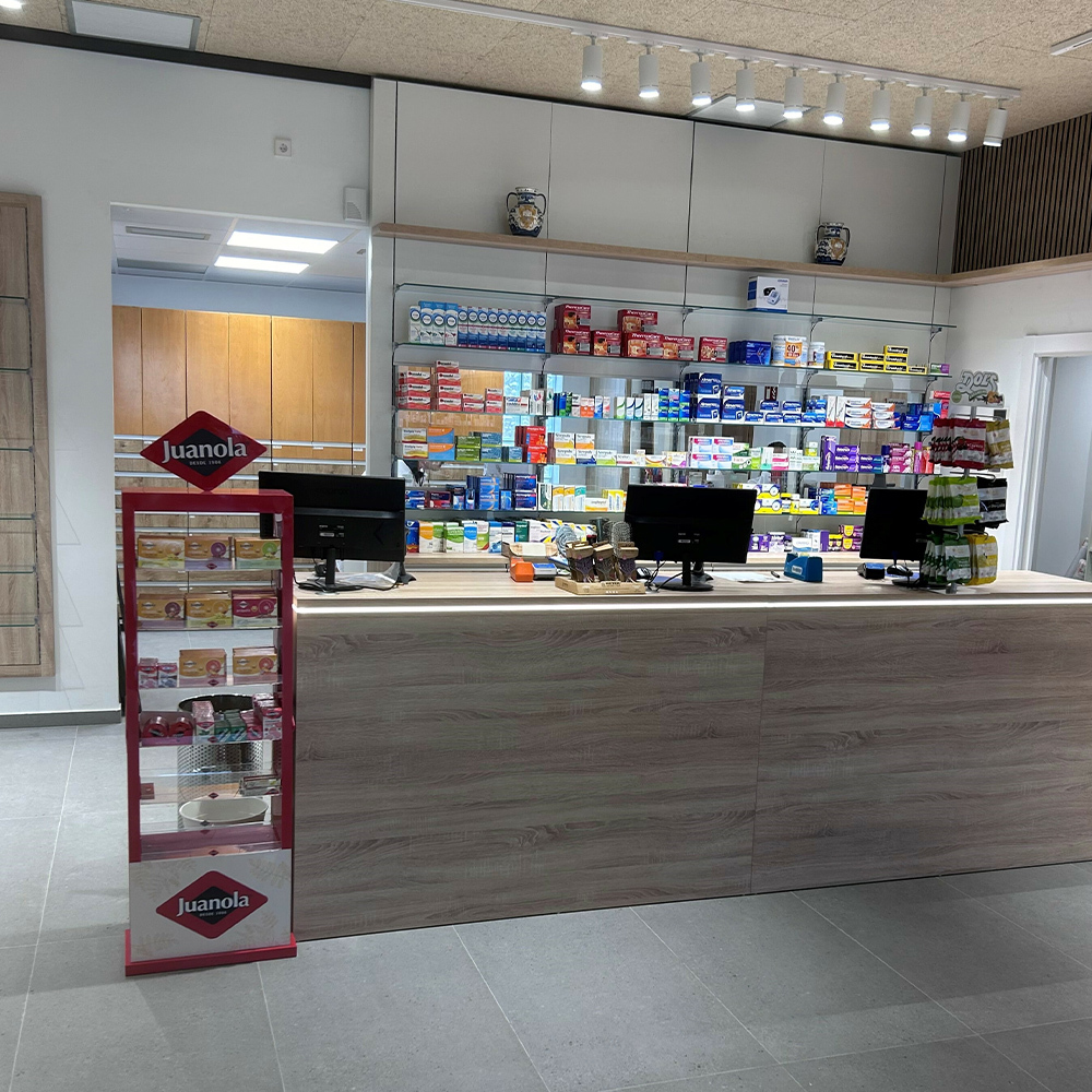 Mostrador de la Farmacia Óptica Jon Eguinoa, en Vitoria-Gasteiz