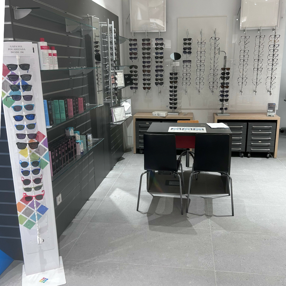 Zona de óptica de la Farmacia Óptica Jon Eguinoa, en Vitoria-Gasteiz