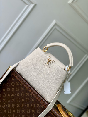 Louis Vuitton Capucines MM Bag 27cm Taurillon Leather M25087, Quartz