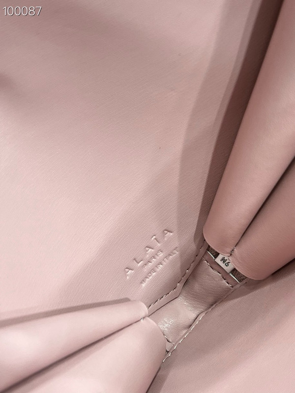 Alaia Coeur Bag 21cm Calfskin Leather, Light Pink