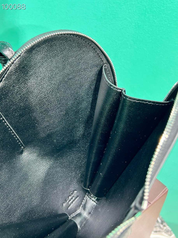 Alaia Coeur Bag 21cm Calfskin Leather, Black