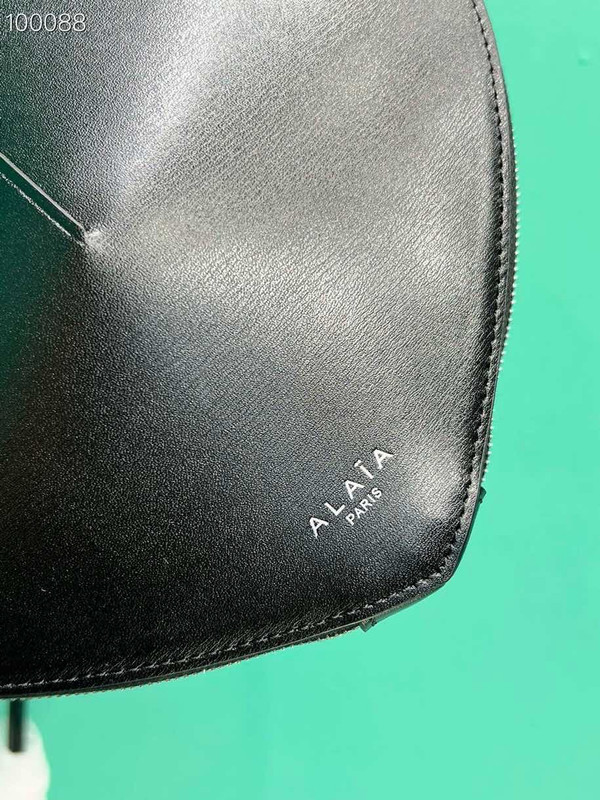 Alaia Coeur Bag 21cm Calfskin Leather, Black