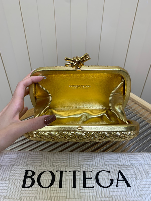 Bottega Veneta Women’s Knot Clutch Bag Intrecciato Metallic Leather Gold